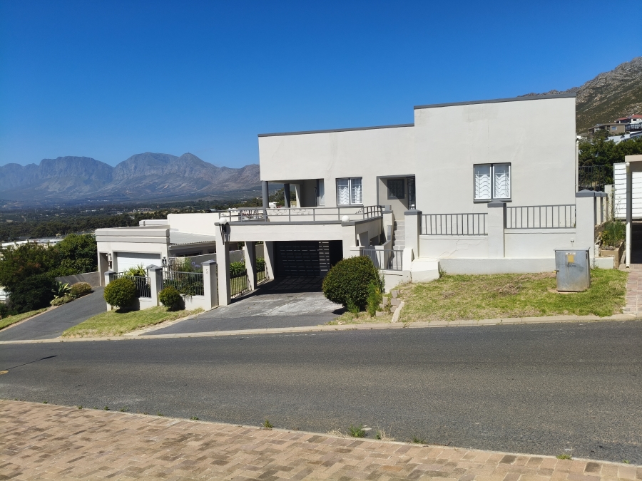 To Let 4 Bedroom Property for Rent in Mountainside Western Cape